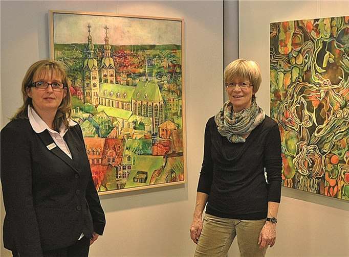 Das Foto zeigt die Künstlerin (rechts) zusammen mit Ute Börsch, Kundenberaterin in der Geschäftsstelle Schlossstraße. privat