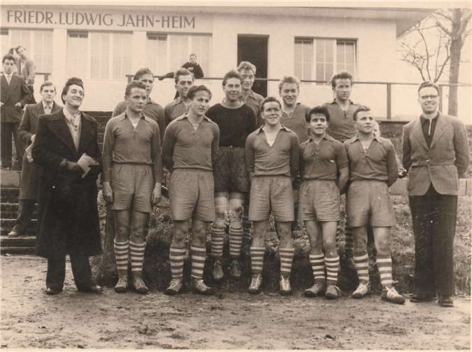 Das Foto zeigt die Mannschaft aus dem Erfolgsjahr 1955.Fotos: privat