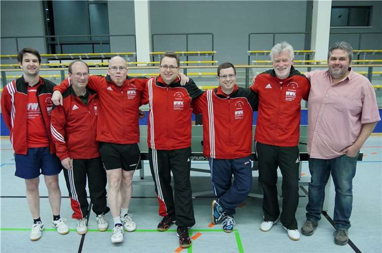 Das Foto zeigt die Meistermannschaft mit Gottfried Wange, Josef Vendel, Heiko Kowall, Dominik Friedrich, Sascha Haselbauer, Stephan Didinger, Jörn Ockenfels (von rechts nach links).privat