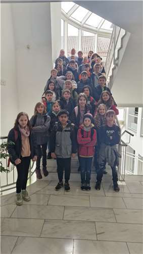 Das Foto zeigt die Schüler/innen der 4. Klassen der Grundschule am Maar aus Niederdürenbach mit Bürgermeister Johannes Bell und den lassenlehrerinnen. Foto: Peter Engels, VGV Brohltal