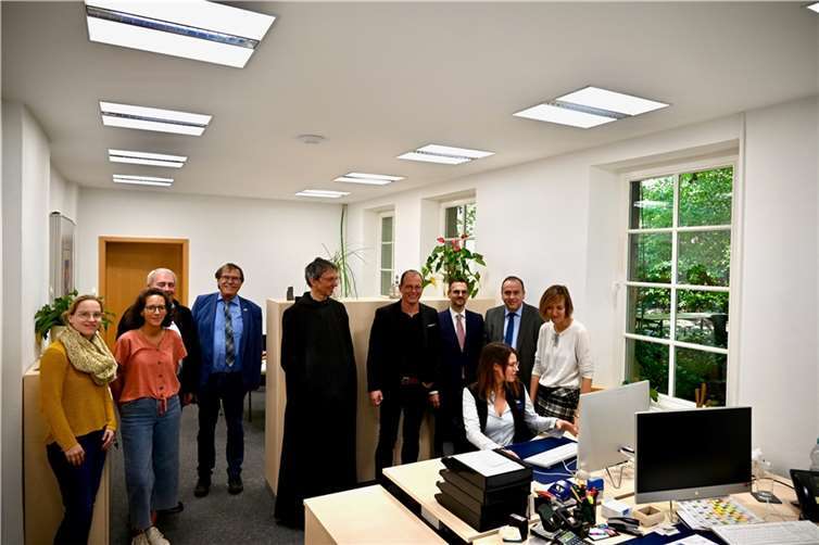 Das Foto zeigt die Touristiker/innen und Bürgermeister der drei beteiligten Verbandsgemeinden mit Prior-Administrator Pater Petrus und dem Geschäftsführer der Klosterbetriebe Philipp Lohse in den neuen Räumlichkeiten in Maria Laach. Foto: Vulkanregion Laacher See