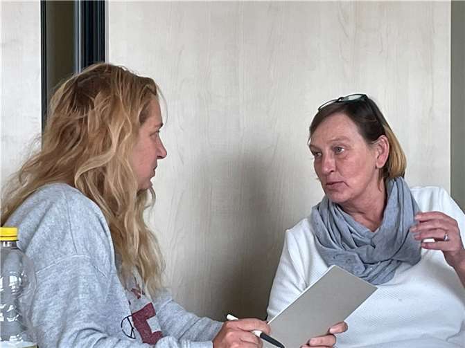 Das Foto zeigt die Vertreterinnen von Bündnis 90/DIE GRÜNEN des Kreistages Mayen-Koblenz im Jugendhilfeausschuss des Kreises (von links) Natascha Lentes, und Martina Kolbinger während der Beratung auf der Klausurtagung der Kreistagsfraktion in Bingen.Foto: Pressestelle Kreistagsfraktion