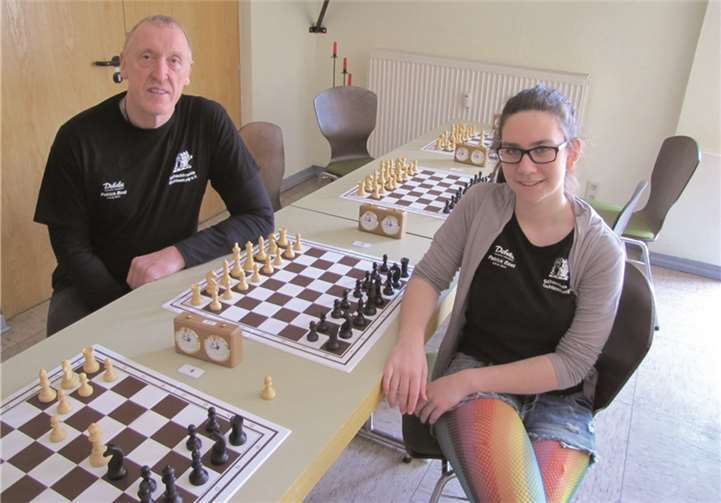 Das Foto zeigt die beiden erfolgreichsten Einzelspieler der Schachfreunde Ochtendung e. V. in der zurückliegenden Spielzeit 2013/14 vorne rechts Kathrin Bast (Platz 3. B-Klasse) und hinten links Uwe Vetter (Platz 13 A-Klasse).