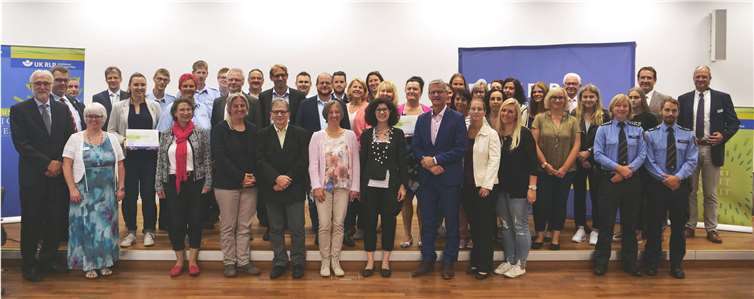 Das Foto zeigt die erfolgreichen Teilnehmenden und die Jurymitglieder bei der Siegerehrung. Foto: Unfallkasse Rheinland-Pfalz