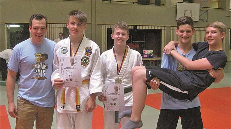 Das Foto zeigt die erfolgreichen U15-Judoka des JC Maifeld (vl) Trainer Holger Schenk, Benedict Max, Andre Mertes, Nico Ternes mit Personal Coach Robin Haber nach der Siegerehrung bei den U15-Rheinland-Pfalz Einzelmeisterschaften 2014.Privat