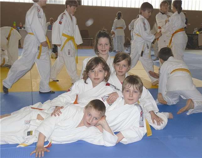 Das Foto zeigt die fünf glücklichen Gewinner vom SC-Franken Münstermaifeld mit ihren Urkunden. privat