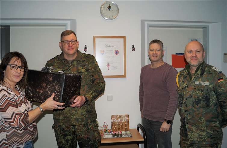 Das Foto zeigt die zuständige Sachbearbeiterin der Verbandsgemeindeverwaltung Ransbach-Baumbach, Andrea Stauch, sowie André Heuser als Vertreter der Büroleitung, die in Rennerod das diesjährige Weihnachtspaket im Namen von Bürgermeister Michael Merz an Hauptmann und Kompaniechef Oliver Burges (li.) sowie Oberstabsfeldwebel Stefan Müller (re.) überreichten. Foto: privat