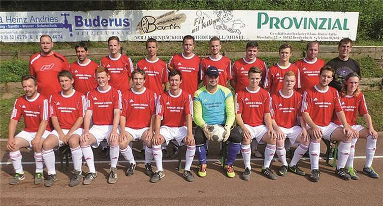 Das Foto zeigt die zweite Mannschaft der SG vor der Partie gegen Spay. Von vorne links: Andreas Krause, Mick Strunk, Christoph Berens, Matthias Päselt, Philipp Schuster, Daniel Hartmann, Dominik Graeff, Daniel Fislage, Philipp Dickert, Dominik Eckstein. Hinten, von links nach rechts: Betreuer Stephan Smers, Trikotsponsor Daniel Mans, Timo Gaumert, Andreas Basche, Kevin Müller, Tobias Weber, Jan Bellinghausen, Chris Dippmar, Joachim Meidt, Betreuerassistent Michael Wolff.privat