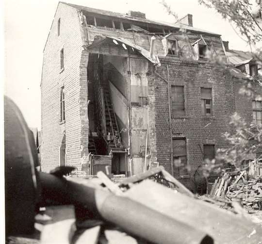 Das Foto zeigt ein halb zerstörtes Haus in der Ostallee. Foto: Stadtarchiv