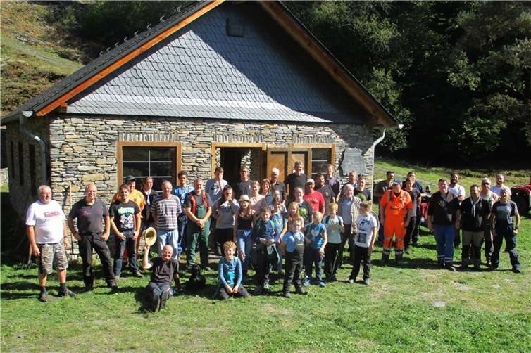 Das Foto zeigt einen Großteil der Helfer der Freischneideaktion nach durchgeführter Arbeit am Spalthaus auf der Herrenwiese im Kaulenbachtal. (Foto / Verein zur Erhaltung der Schieferbergbaugeschichte. Foto: Verein zur Erhaltung der Schieferbergbaugeschichte