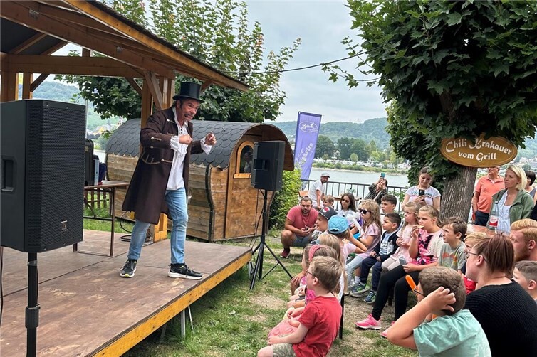 Das Foto zeigt einen der die Kids begeisternden Auftritte des Zauberers beim KiFaFest25 