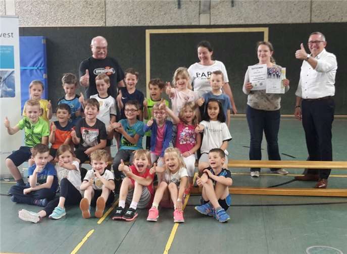 Das Foto zeigt hinten v.li.n.re.: Siegfried Schmidt, Sandra Koschel, Tanja Große-Kreul und Herr Oster von der IKK sowie vorne die stolzen Schülerinnen und Schüler. privat