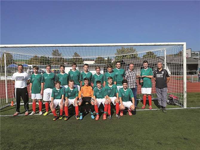 Das Foto zeigt hinten von links: Betreuer Klaus Kranz, Markus Mund, Fabian Riga, Christoph Reifferscheid, Nico Bartels, Niklas Treib, Adrian Wallbrück, Florian Jakobs, Niklas Kranz, Sponsor Jürgen Höper, Kapitän Andreas Jeub, Trainer Frank Loosen. Vorn von links:Tobias Höper, Niklas Seemann, Jan Loosen, Yannick Poppe, Konrad Kiezik, Gabriel Alvarez-Lorenzen. Es fehlt: Noah Flöck.privat