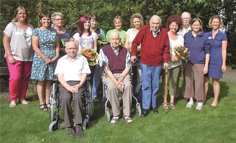 Das Foto zeigt hinten von links: Christel Dohms, Petra Hühmann, Tanja Seul, Jennifer Radermacher, Kim Mannebach, Ulrike Steffens, Nicole Schneider, Heike Smolorz, Wolgang Peil, Daniela Deffland und Anke Dietrich. Vorn von links: Rainer Schüller, Hermann Schmitz und Adolf Kalthoff.privat