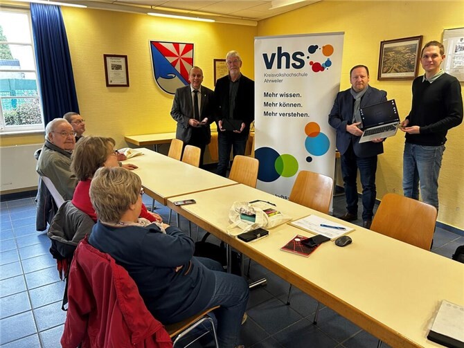 Das Foto zeigt im Vordergrund die interessierten Bürgerinnen und Bürger aus dem Brohltal und im Hintergrund v.l.n.r. Bürgermeister Johannes Bell, Ortsbürgermeister Rolf Hans, Thorsten Kabuth und Christian Hofeditz.  Foto: Peter Engels, Verbandsgemeindeverwaltung Brohltal