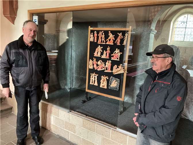 Das Foto zeigt neben dem Künstler auch den Küsterin-Gatten Albrecht Diefenbach (links) , der den Kreuzweg nach den Gottesdiensten stets in der Vitrine in der über 800 Jahre alten Cyriakus-Nachbarkirche in sicheren Verwahr nahm.  Foto: Heinz Lempertz