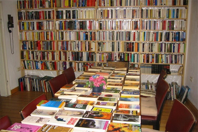Das Foto zeigt nur einen Teil des Bücherangebotes