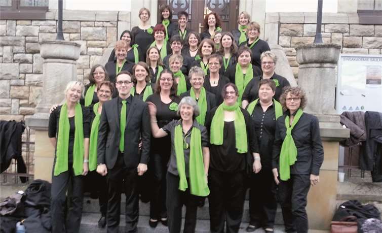 Das Foto zeigt strahlende Gesichter des Frauenchores als frisch gekürter Meisterchor 2013 in Saulheim. Er steht unter der Leitung von Chordirektor FDB Kevin Breitbach