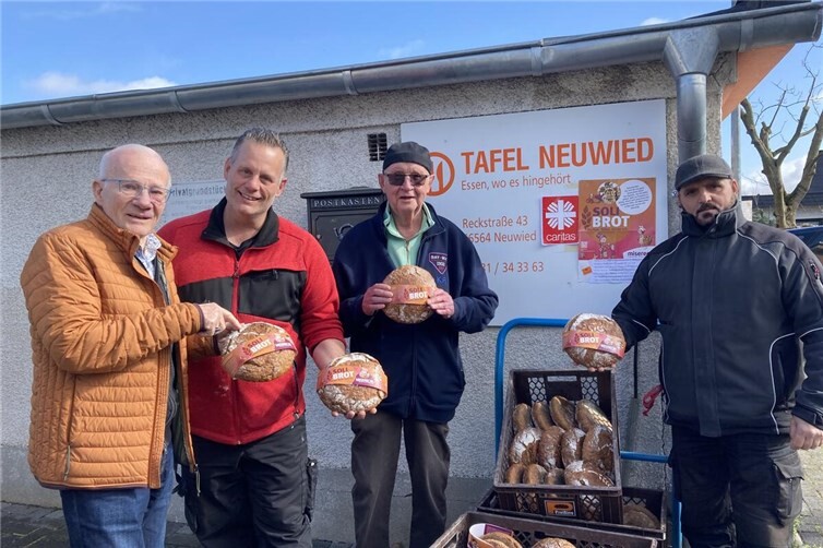 Das Foto zeigt v.l.: Kolpingvorsitzenden Werner Hammes, Markus Oehlschläger, ehrenamtlicher Koordinator des Caritas-Tafelangebots vor Ort mit Teamkollegen