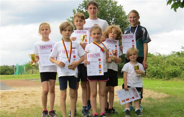 Das Foto zeigt (v.li.n.re.): Helena Becker, Birk Bauerfeind, Tobias Krautkrämer, Moritz Fabritius, Lea-Sophie Gloning, Kjartan Bauerfeind, Anjali Riedel, Austin Riedel. privat