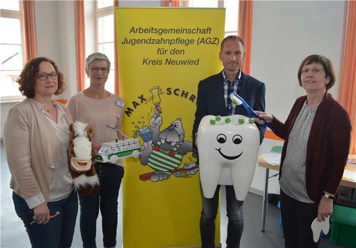 Das Foto zeigt (v.l.n.r.): Alwine Schmiedkunz (Gesundheitspädagogin), Regina Jungbluth, Dr. Martin Kopp, Dr. Pia Rheinheimer-Hess (Zahnärztin). Kreis Neuwied
