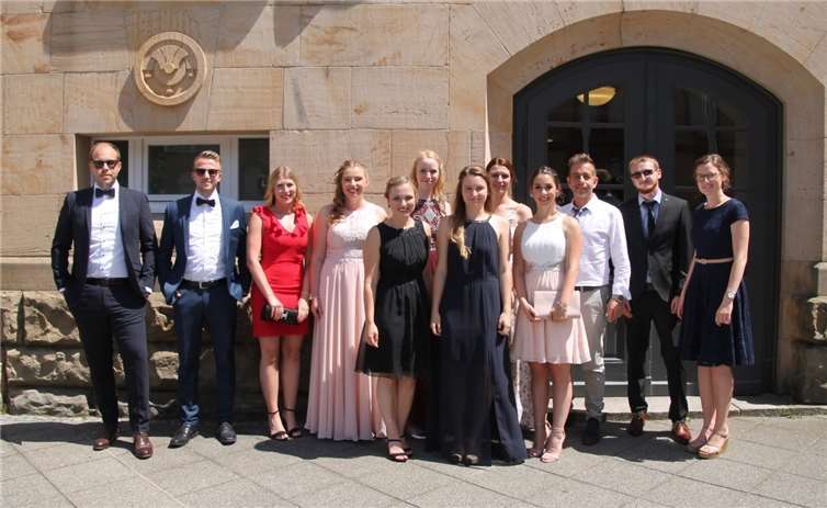 Das Foto zeigt v.l.n.r.: Christopher Görgen, Maximilian Schwarz, Melina Mai, Annette Funk, Lara Stüber, Eileen Fischer, Noemi Bockmühl, Myriam Faßnacht, Isabell Runkel, Markus Blum (Ausbildungsleiter Finanzamt Neuwied), Dominik Thönnes und Juliana Fransen. Foto: Finanzamt Neuwied