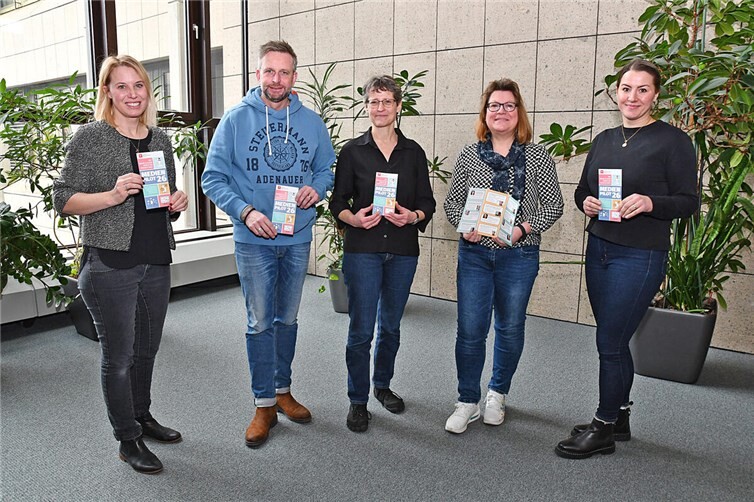 Das Foto zeigt v.l.n.r.: Stefanie Lange (fbs Andernach), Susanne Schwandt (fbs Koblenz), Milena Ellner (fbs Mayen), Henriette Smalla (Smarte Region MYK10), Marko Boos (Landrat Mayen-Koblenz). Foto: Kreisverwaltung MYK/Damian Morcinek