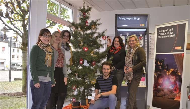 Das Foto zeigt von links: „Balu“ Anna-Lena Pietzsch (Studentin), Julia Saxler, Pressereferentin der evm, Caritas-Mitarbeiterin Christiane Böttcher, „Balu“ Dennis Rayuschkin (Student), evm-Kundenberaterin Anka Hommer und evm-Mitarbeiterin Christiane Paschakarnis (Projektverantwortliche).privat