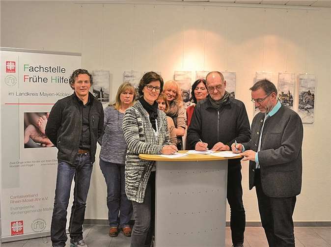 Das Foto zeigt (von links) Bernhard Gödert, Margot Kürsten, Iris Emmerich, Christa Fröhlich, Birgitt Loser-Hees, Andrea Feld, Ingo Schrooten und Werner Steffens bei der Vertragsunterzeichnung. E. T. Müller