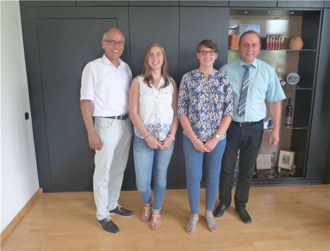 Das Foto zeigt von links: Büroleiter Armin Seiwert, Laura Sophie Kapp, Hannah Böber und Bürgermeister Johannes Bell.privat