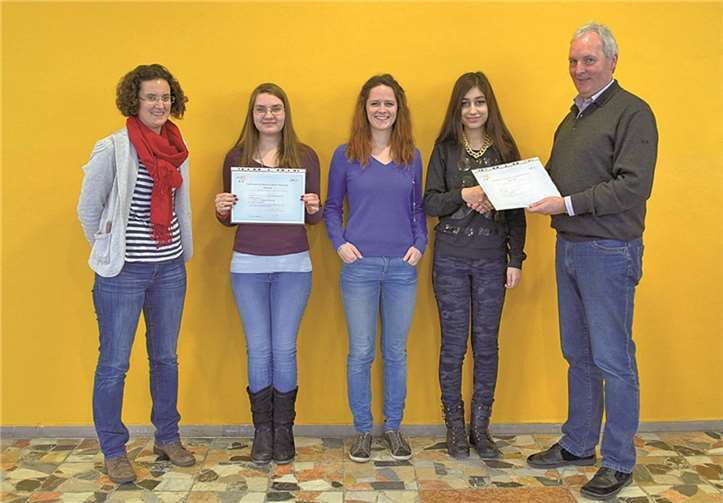 Das Foto zeigt von links: Cécile Bendel, Asha Melina Gregor, Florence Delange, Mariam Nadiri und Schulleiter Achim Schmitz.Martin Reif