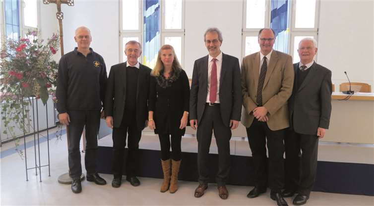 Das Foto zeigt von links: Christian Wuth, Notfallseelsorger in Diez/ Lahn, Prof. em. Dr. Heribert Niederschlag, Moraltheologe (PTHV) und Moderator der Diskussionsrunde, Hannah Braun, Sterbe- und Trauerbegleiterin in Hachenburg, Prof. Dr. theol. Markus Zimmermann, Moraltheologe Universität Fribourg/Schweiz, Dr. med. Christoph Lerchen, Chefarzt der Klinik für Anästhesiologie, Intensiv- und Palliativmedizin und ärztlicher Direktor des Herz-Jesu-Krankenhaus Dernbach, Prof. em. Dr. Alfred Schuchart, Organisator der Akademietage an der PTHV.