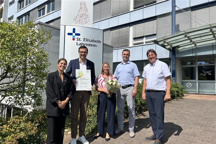 Das Foto zeigt (von links) Christin Herrmann (Expertin Strategie Stationäre Versorgung bei der AOK), Erik Hau (Direktor Unternehmenskultur), Sabine Saal (Kaufmännische Direktorin), Marcin Gorny (Energiemanager in der BBT-Region Koblenz-Saffig) und Paul Kleas (Experte Krankenhausfallmanagement bei der AOK).
