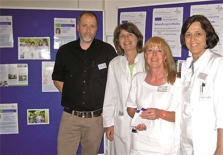 Das Foto zeigt von links: Dr. rer. nat. Dipl.-Psych. Hans-Werner Becker, Dr. Martina Schneider, Gesundheits- und Krankenpflegerin Rita Asbach und Dr. Martina Zimmermann beim Aktionstag Schmerz im Marienhaus Klinikum St. Josef Bendorf.privat