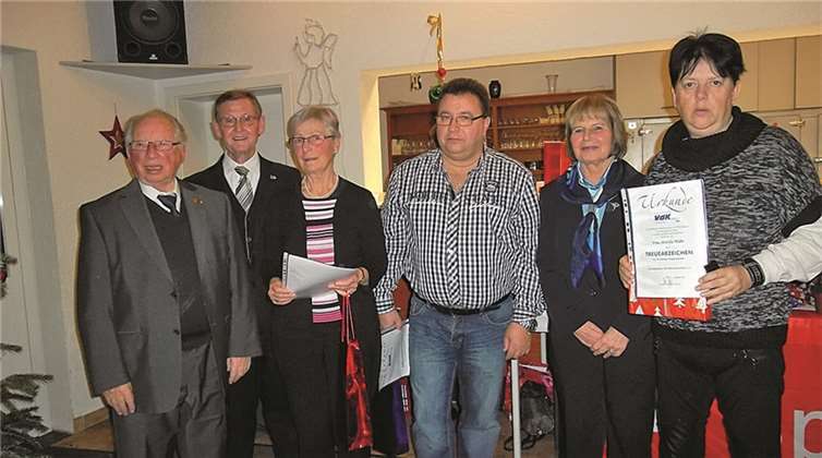 Das Foto zeigt von links: Ehrenvorsitzender Wolfgang Equit, Ortsvorsitzender Klaus-Dieter Hahn, Ortrun Kluge, die die Auszeichnung stellvertretend für ihren Gatten Kenneth Meurer entgegennahm, Christoph Rech, die stellvertretende Kreisverbandsvorsitzende Brigitte Nehls und Monika Hahn.privat