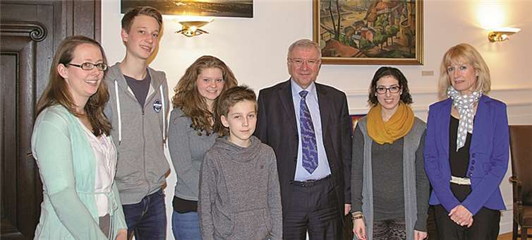 Das Foto zeigt von links: Esther Helmert, Kinder- und Jugendbüro, Geschäftsführung Jugendrat, Marius Hoffart, Lena Adams Gregor Goethel OB Hofmann-Göttig, Jugendratsvorsitzende Monna Al-Khaldi und Bürgermeisterin Hammes-Rosenstein. privat