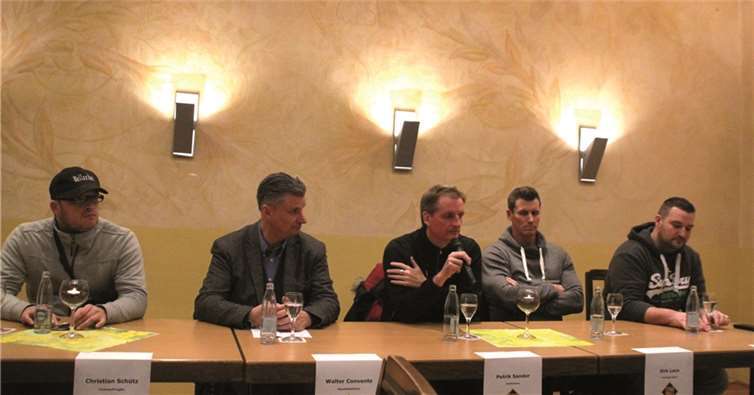 Das Foto zeigt von links: Fanbeauftragter Christian Schütz, Geschäftsführer Walter Convents, Cheftrainer Petrik Sander, Präsidiumsmitglied Dirk Laux und Christian Krey.TH