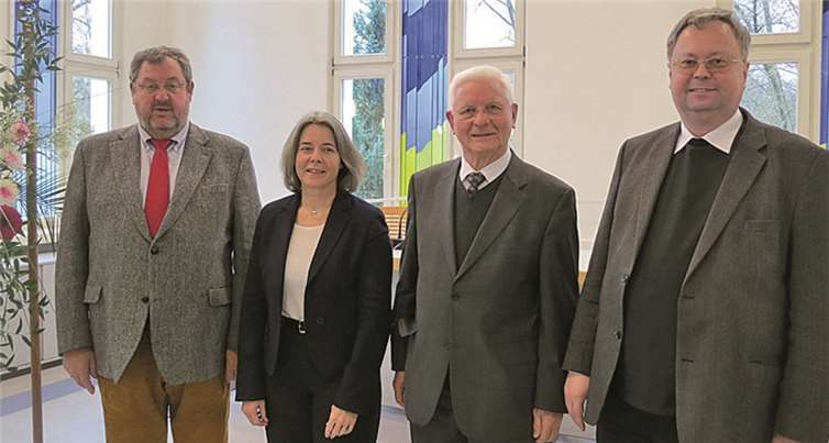 Das Foto zeigt von links: Johannes Müller-Rörig, Bildungswerk Westerwald und Rhein-Lahn (Moderator der Diskussion), Kirsten Straus, Finanzdirektorin des Bistums Trier; Prof. em. Dr. Alfred Schuchart SAC, Organisator der Akademietage an der PTHV, und Prof. Dr. Rüdiger Althaus, Theologische Fakultät Paderborn.