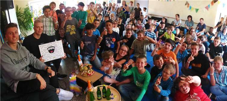 Das Foto zeigt: (von links) Max Schuster alias iCrimax und Lucas Michels alias AviveHD mit den Kids der Wohn- und Tagesgruppen der Mayener Lebenshilfe.Foto: Lebenshilfe Mayen