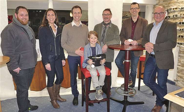 Das Foto zeigt von links: Peter Stein (KGN), Angela Nachtsheim (Görres-Druckerei), Marc Spitzlei, Glücksfee Johanna Spitzlei, Olaf Waldecker (Vorstand Werbegemeinschaft), Uli Rawert (Vorstand Werbegemeinschaft) und Claus Buck (Zweiter Vorsitzender KGN).FRE