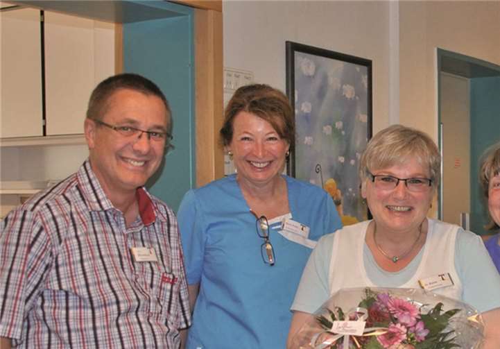 Das Foto zeigt von links: Pflegedirektor Hermann Josef Bliersbach, die Gesundheits- und Krankenpflegerinnen Maria Kuhn und Karin Vilz, Stationsärztin Dr. med. Renate Kierdorf-Rauh und den Chefarzt der Anästhesie- und Intensivabteilung, Dr. med. Thorsten D. Luecke MD.privat