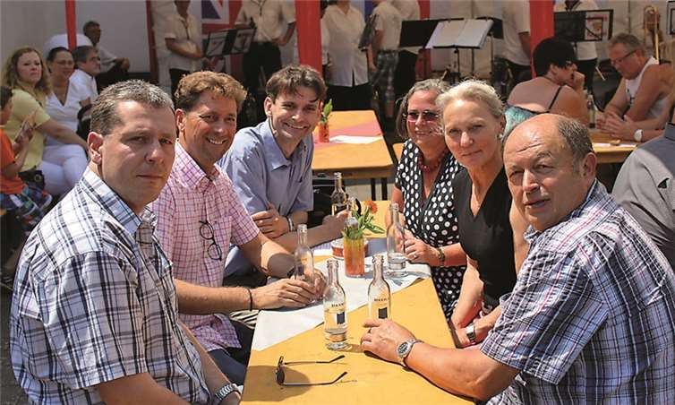 Das Foto zeigt von links: Ralf Dünchel, Verbandsbürgermeisterkandidat Detlef Odenkirchen, Peter Rübenach, Hildegard Pech, Helga Schulz und Rolf Bous.privat