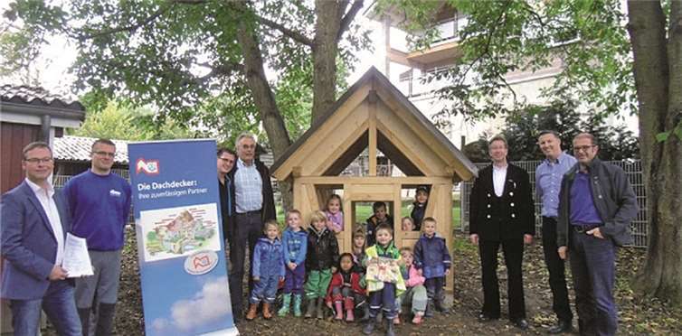 Das Foto zeigt von links: Rolf Fuhrmann (Geschäftsführer Landesinnungsverband des Dachdeckerhandwerks Rheinland-Pfalz), Beuster Waurig (Dachdeckermeister aus Kettig), Jens Bayer (Kita-Leitung), Hans-Georg Schmidt (Dachdeckermeister Koblenz), Thomas Rönn (Zimmerermeister der Handwerkskammer Koblenz), Carsten Peters (Niederlassungsleiter der DEG in Koblenz) und Peter Moskopp (Ortsbürgermeister).privat