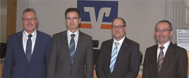 Das Foto zeigt von links: Rudolf Nieswand, Vorstand Raiffeisenbank Eifeltor, Harald Baltes, Vorstand Raiffeisenbank Moselkrampen, Michael Hoeck, Vorstandssprecher Vereinigte Volksbank Raiffeisenbank, und Walter Hoff, Vorstand Raiffeisenbank Zeller Land.privat