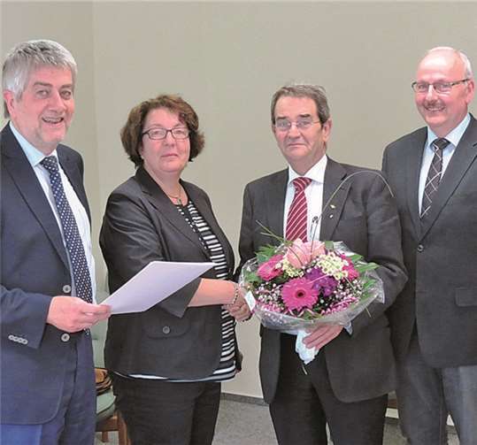 Das Foto zeigt von links: Schulrat Gotthard Schölzel, Schulleiterin Margret Vogt-Häuser, Bürgermeister Helmut Probst und Fachbereichsleiter Bernhard Fuhrmann.privat
