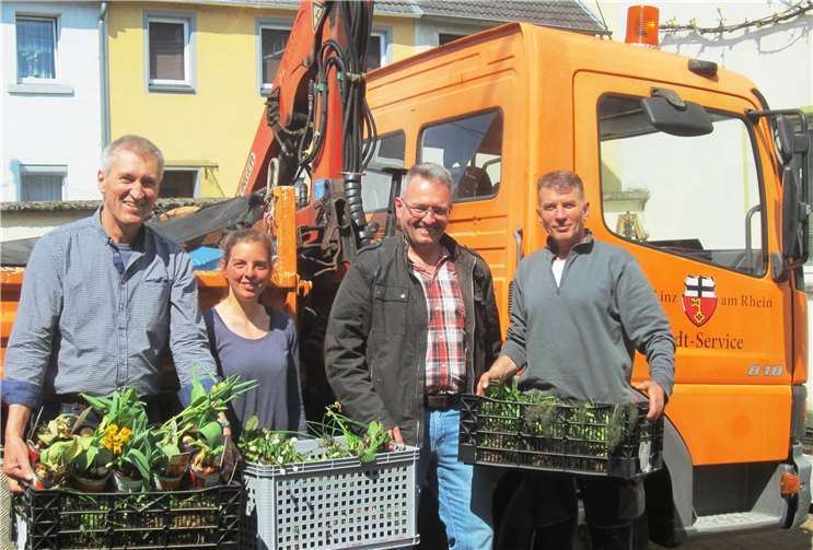 Das Foto zeigt von links: Uwe Hüngsberg, Gärtnerin Julia Framke, Bauhofleiter Guido Rings, Vorarbeiter Hasan Binakaj.Foto: privat