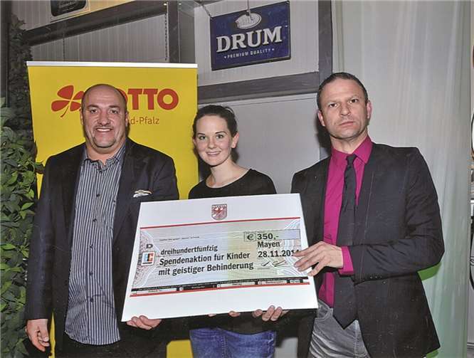 Das Foto zeigt von links: Vorsitzender Lothar Ludwig, die zweite Vorsitzende Lisa Maria Zimmer und Pressewart Klaus Meyer.privat