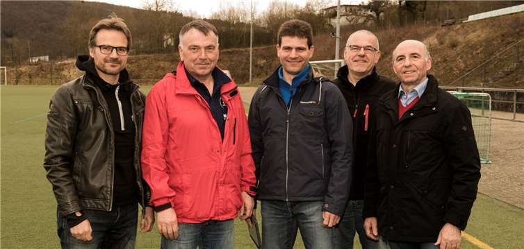 Das Foto zeigt von links die Karbacher Vorstandsmitglieder Klaus Ohnesorge und Dietmar Carbach, Trainer Torsten Schmidt, den Vorsitzenden des SV Hatzenport –Löf Manfred Lietz und Bürgermeister Rudi Zenz. privat