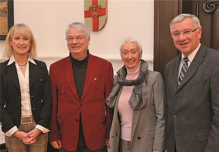 Das Foto zeigt, von links nach rechts: Bürgermeisterin Marie-Theres Hammes-Rosenstein, Prof. Dr. Heinz-Günter Borck, Monika Artz und Oberbürgermeister Prof. Dr. Joachim Hofmann-Göttig. privat