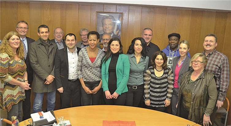 Das Foto zeigt von rechts: Christl-Marie Zanotti, Michael Rollepatz, MdL Ellen Demuth, James-John Aiwekhoe, Pembe Akar, die zweite Stellvertreterin Aynur Ergin, die Vorsitzende Violeta Jasiqi, Ilhan Sandayuk, die erste Stellvertreterin Georginah Nußbaumer, Karl-Heinz Wölbert, Muhammed Uzunoglu, Herbert Woidtke, Serdar Bilici, Landrat Rainer Kaul und die Integrationsbeaufragte Andrea Oosterdyk.privat
